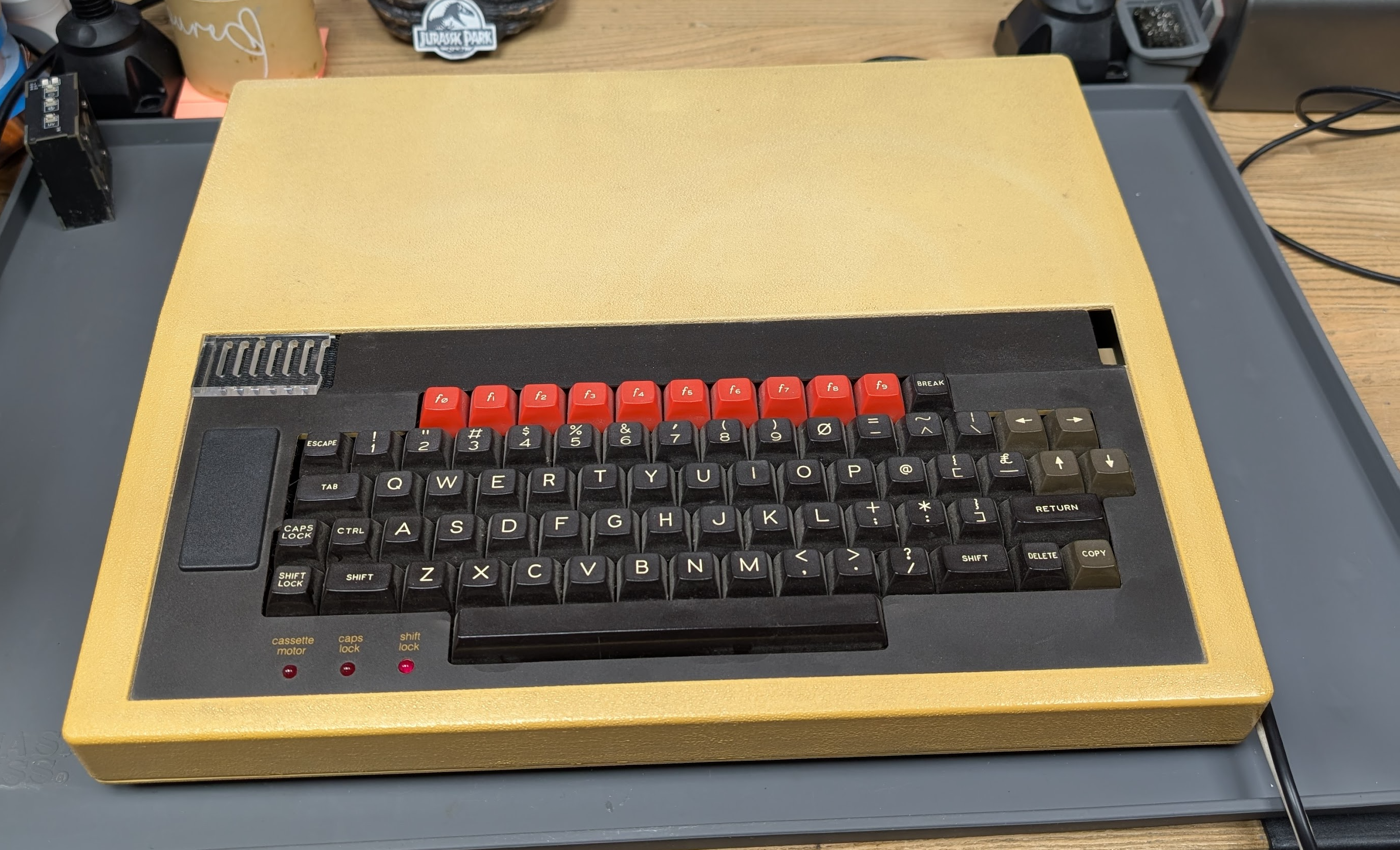 パソコンデスク Question: Can someone identify this computer? It's shown to the